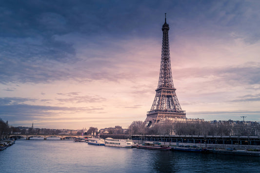 Image de la tour Eiffel avec une vue sur la seine