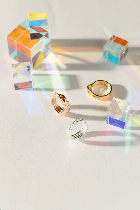 bijoux sur une surface blanche